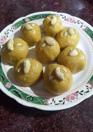 A picture of Besan ladoo.