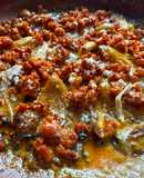 Setas con picadillo de chorizo y queso de cabra