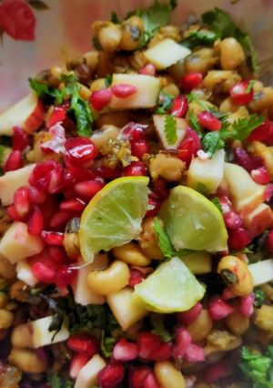 A picture of Chatpate healthy lobia chaat.