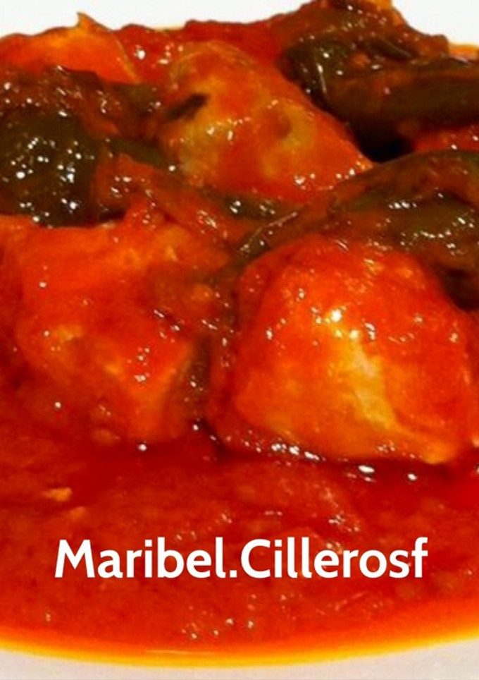 Una foto de Bonito del norte con tomate y pimientos
