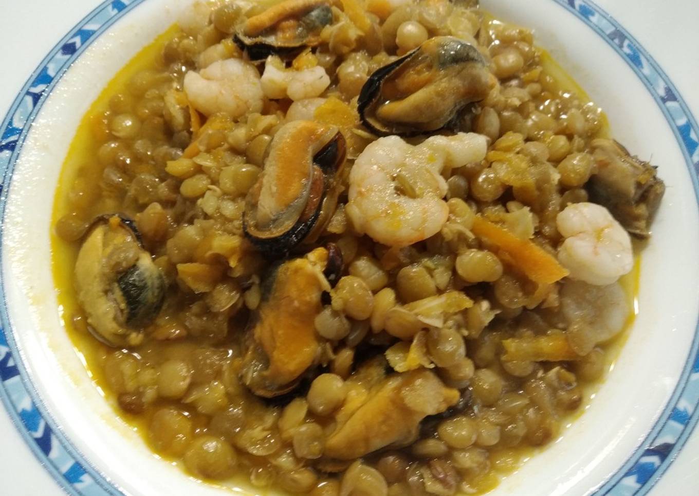 Lentejas con gambas y mejillones