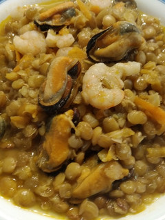 Una foto de Lentejas con gambas y mejillones
