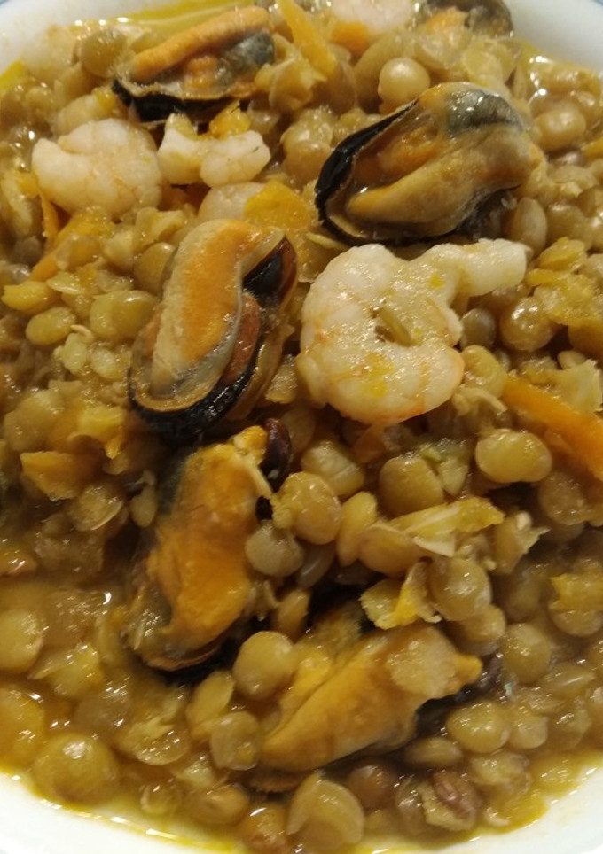 Una foto de Lentejas con gambas y mejillones