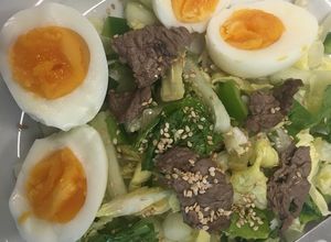 Una foto de Ensalada keto - huevo y carpaccio de sirloin