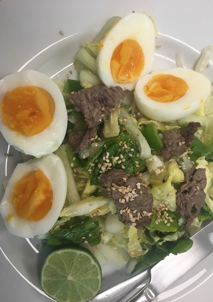Una foto de Ensalada keto - huevo y carpaccio de sirloin