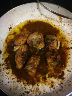 Una foto de Contramuslos de pollo al ajo y perejil