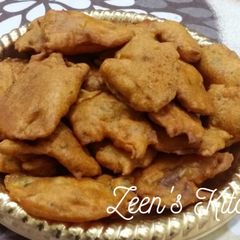 A picture of Hyderabadi Aloo Bhajiye with Kasuri Methi.