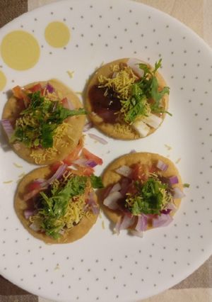 A picture of Sev puri.