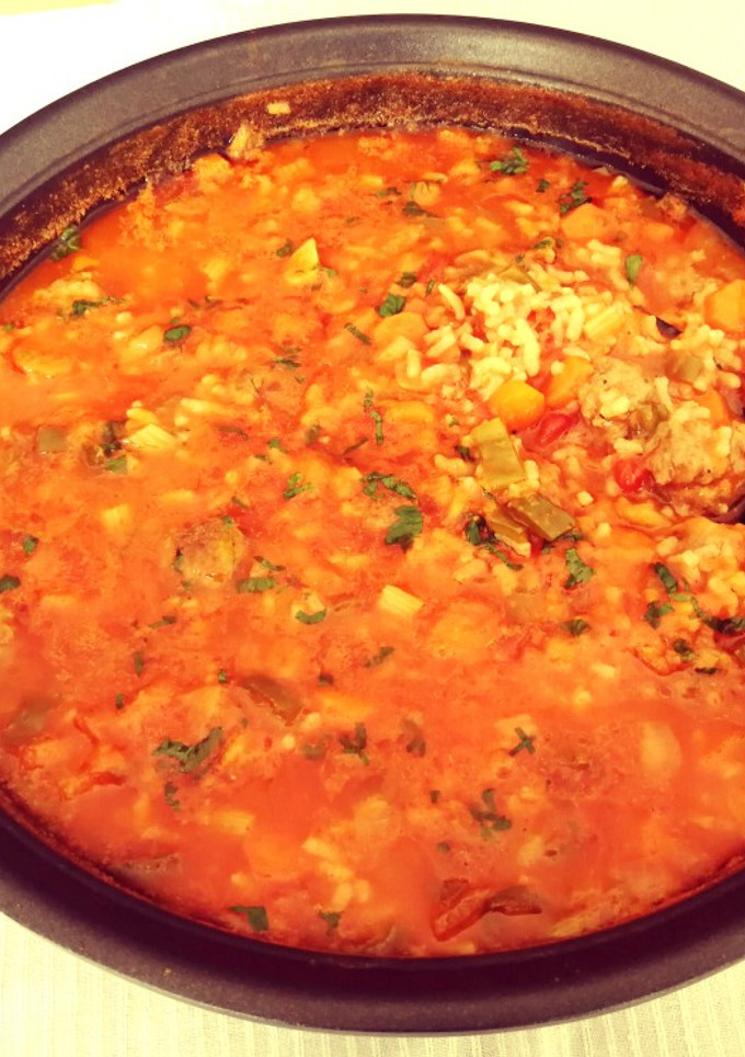 Una foto de Arroz blanco en salsa Napolitana con bolitas de carne de ternera