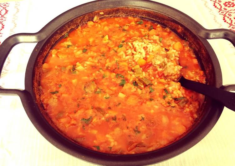 Arroz blanco en salsa Napolitana con bolitas de carne de ternera