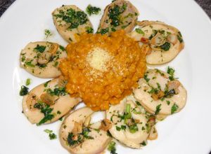 Una foto de MEDALLONES DE LOCOS AL AJILLO CON RISOTTO DE MOTE. JON STYLE