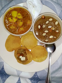 नागोरी पूरी हलवा (nagori poori halwa recipe in Hindi) रेसिपी मुख्य फोटो