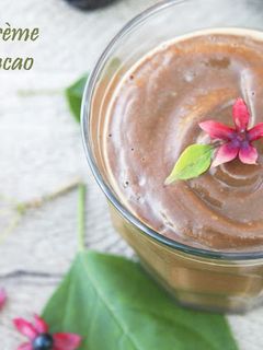 Une photo de Smoothie crème à l'avocat et cacao cru