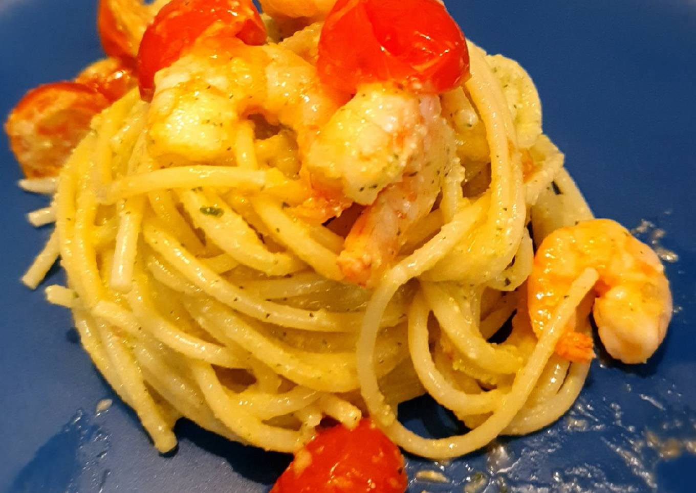 Spaghetti with prawn, tomatoes and courgette pesto