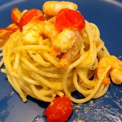 A picture of Spaghetti with prawn, tomatoes and courgette pesto.