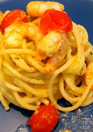A picture of Spaghetti with prawn, tomatoes and courgette pesto.