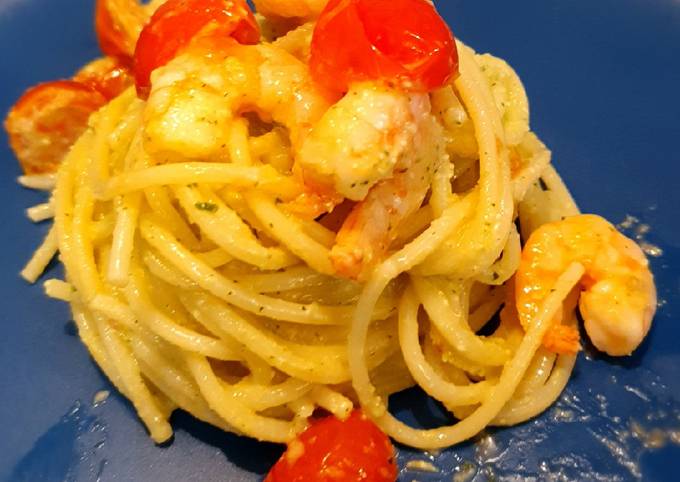 Spaghetti with prawn, tomatoes and courgette pesto Recipe by Roberto -  Cookpad
