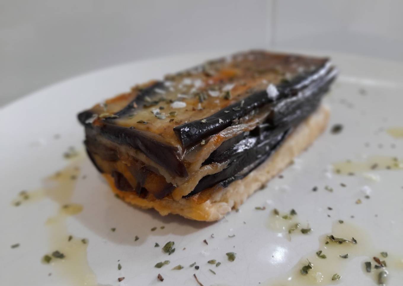 Tatin de berenjenas con sobrasada, miel y provolone