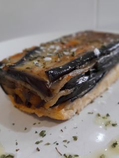 Una foto de Tatin de berenjenas con sobrasada, miel y provolone