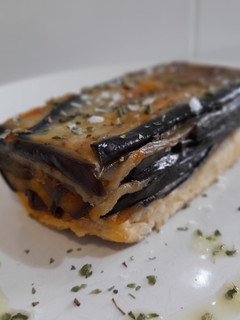 Una foto de Tatin de berenjenas con sobrasada, miel y provolone