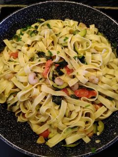 Una foto de Pasta con calabacín, gambas y cherry
