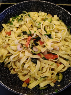 Una foto de Pasta con calabacín, gambas y cherry