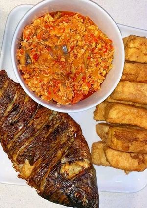 A picture of Yam amrita, with fish egg sauce and BBQ fish.