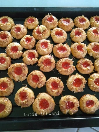 Easy Steps to Make Recipes Thumbprint Cookies Strawberry the Can Spoil the Tongue Can Pamper Your Tongue.