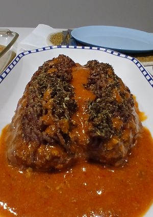 Foto principal de Cerebro de Carne Picada asada con corazón de Tomate y Salsa sangrienta