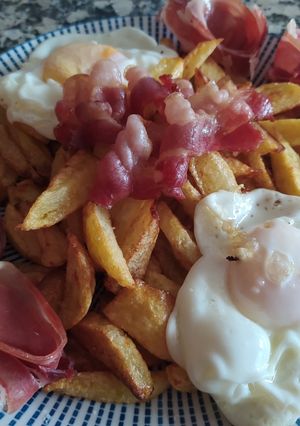Una foto de Huevos revueltos con jamón y bacon