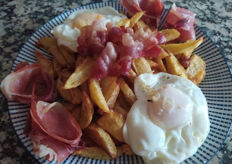 Huevos revueltos con jamón y bacon