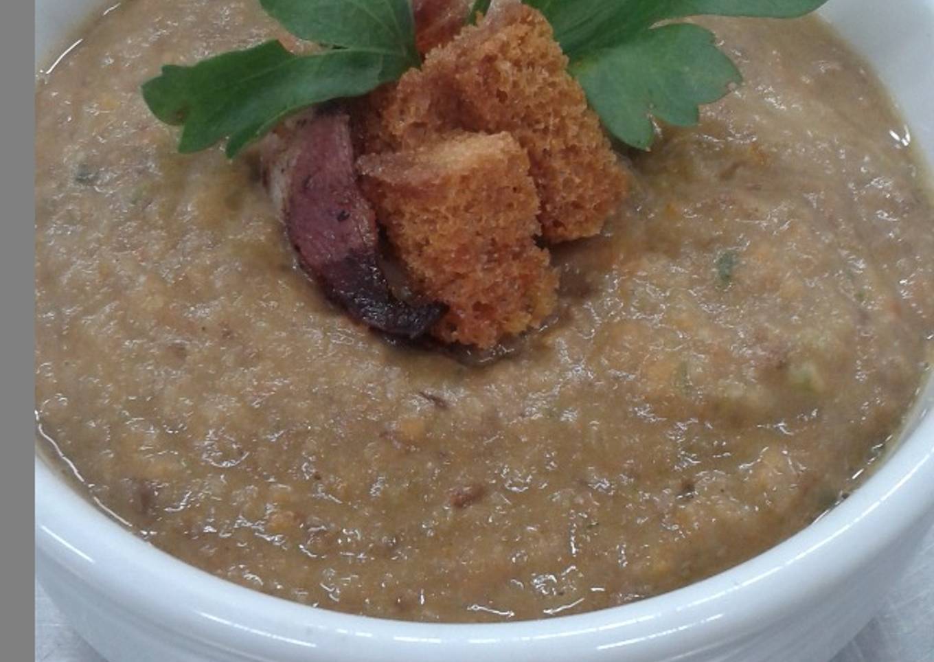 Crema de lentejas y bacon-panceta o tocino