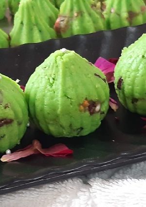A picture of Stuffing Masala Paan Modak.