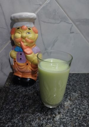 Una foto de Licuado de leche de coco casera y palta 🥑🥥