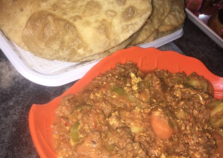 Fried chappati and vegetable minced meat sauce