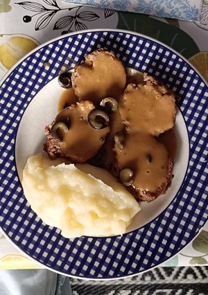 Una foto de Rollo de carne picada con salsa de aceitunas negras