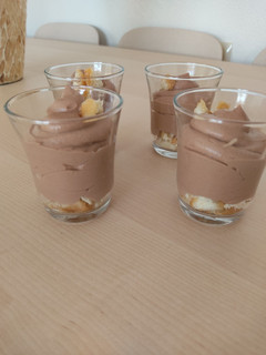 Una foto de Mousse de Nutella con trozos de donuts
