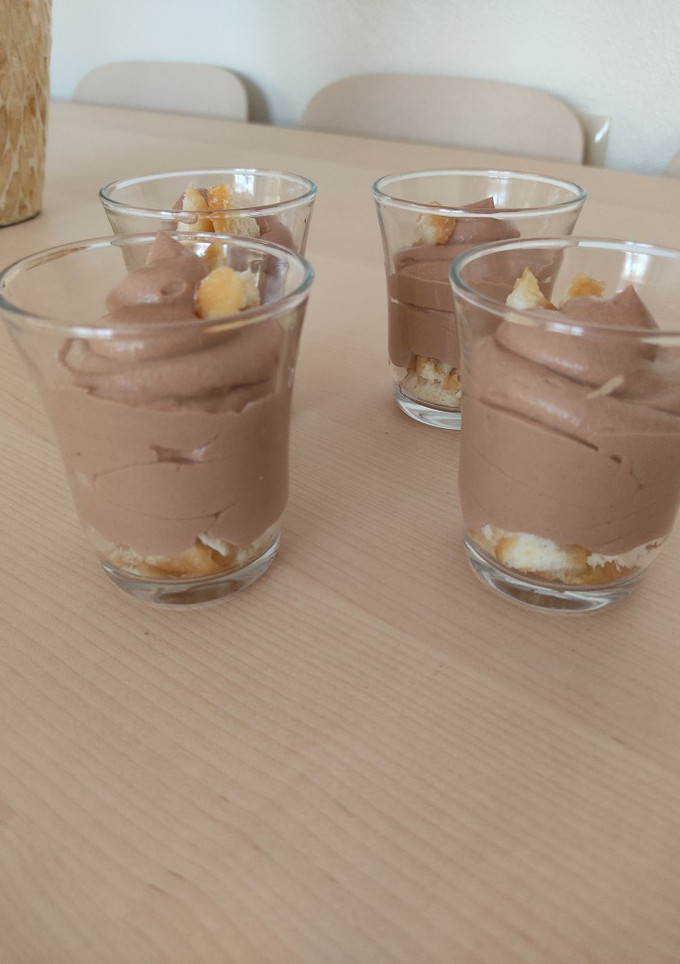 Una foto de Mousse de Nutella con trozos de donuts