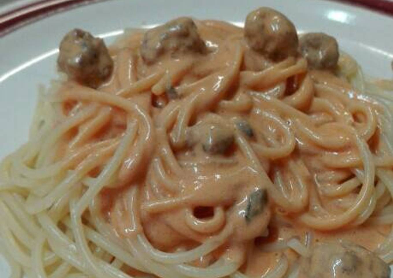 Pasta con albóndigas fritas al tomate