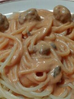 Una foto de Pasta con albóndigas fritas al tomate