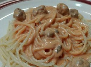 Una foto de Pasta con albóndigas fritas al tomate