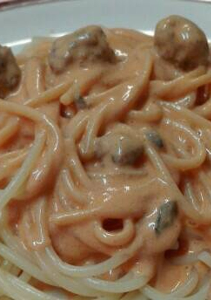 Una foto de Pasta con albóndigas fritas al tomate