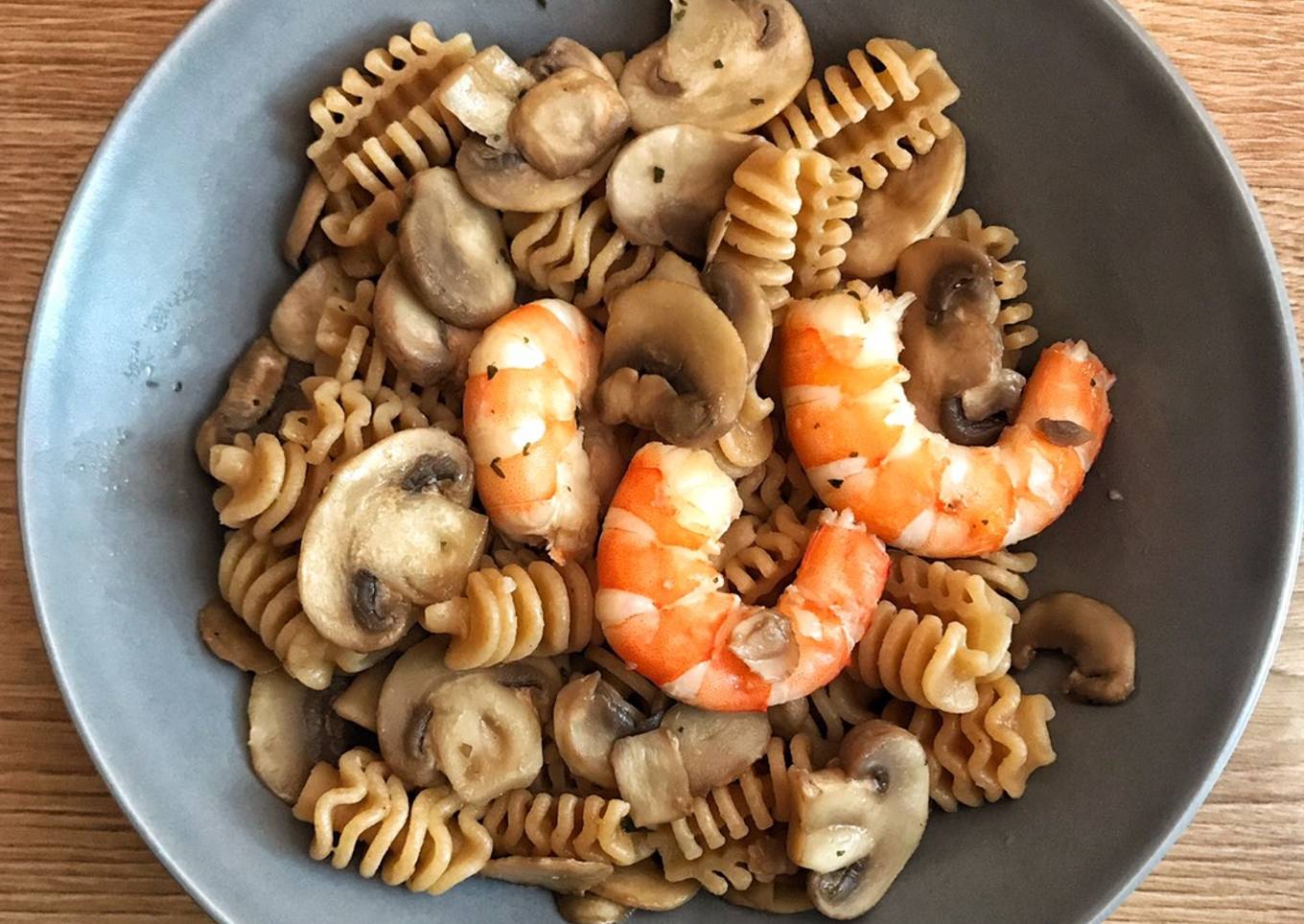 Pasta integral con champiñones y langostinos 🍝🍄🦐