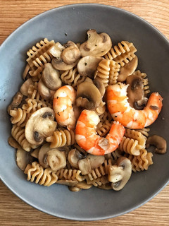 Una foto de Pasta integral con champiñones y langostinos 🍝🍄🦐