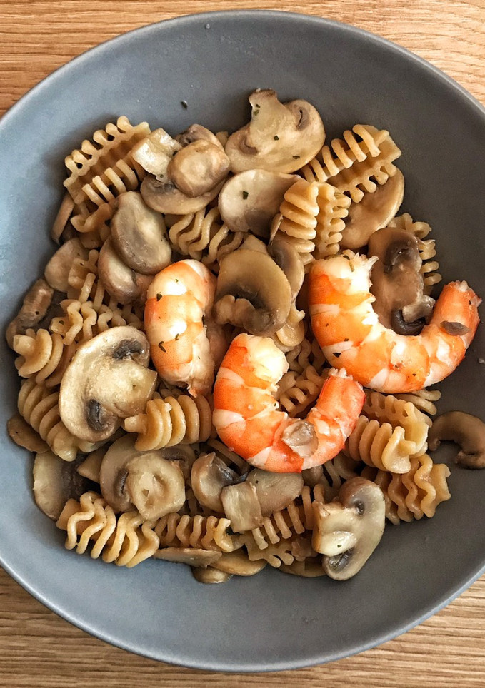 Una foto de Pasta integral con champiñones y langostinos 🍝🍄🦐