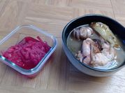 Una foto de un escabeche de cebolla