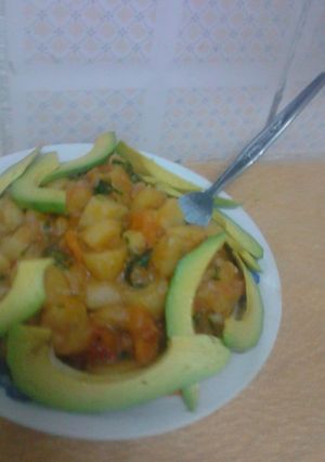 A picture of Matoke/bananas with potatoes and avocado.