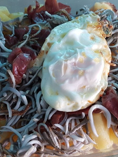 Una foto de Papas a lo pobre con gulas, jamón y huevo