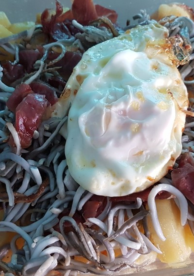 Una foto de Papas a lo pobre con gulas, jamón y huevo