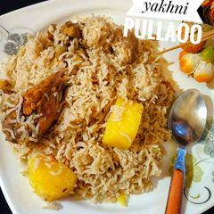 A picture of Chicken yakhni pulao.